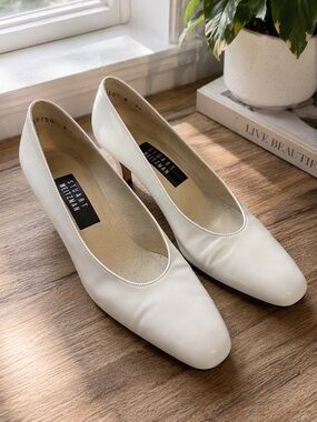 Stuart Weitzman White Leather Pumps Womens Size 8 Classic Low Heel